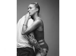 Chloe Sevigny is in 'Heartbreaker' yn foto's fan iepeningsseremoanje