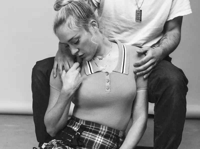 Chloé Sevigny pose à côté d'un gentleman tatoué sur les images en noir et blanc.