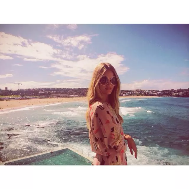 Rosie Huntington-Whiteley mewn ffrog chic bohemaidd. Llun trwy Instagram.