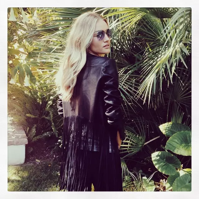 Rosie Huntington-Whiteley rocks isang fringed hitsura sa Instagram larawan.