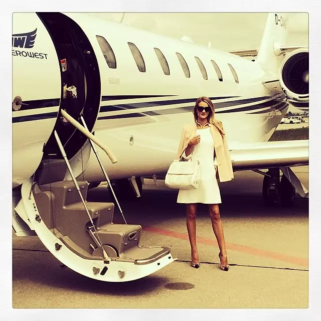 Rosie Huntington-Whiteley, sens dubte, sap com volar amb estil. Aquí porta un vestit blanc i una bossa abans d'embarcar en un jet privat. Foto via Instagram.