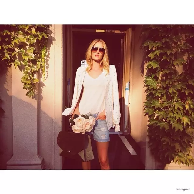 Rosie Huntington-Whiteley แต่งกายด้วยผ้าเดนิมและเสื้อยืดสีขาวลำลองในฤดูร้อน ภาพถ่ายผ่านอินสตาแกรม