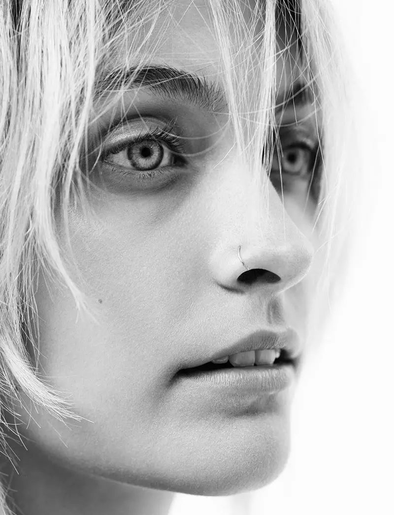 Gikuhaan og hulagway nga itom ug puti, si Paris Jackson nakakuha sa iyang closeup