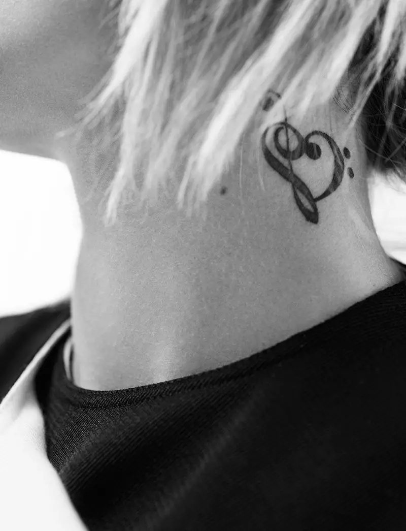 Paris Jackson o bontša tattoo ea hae ea molala