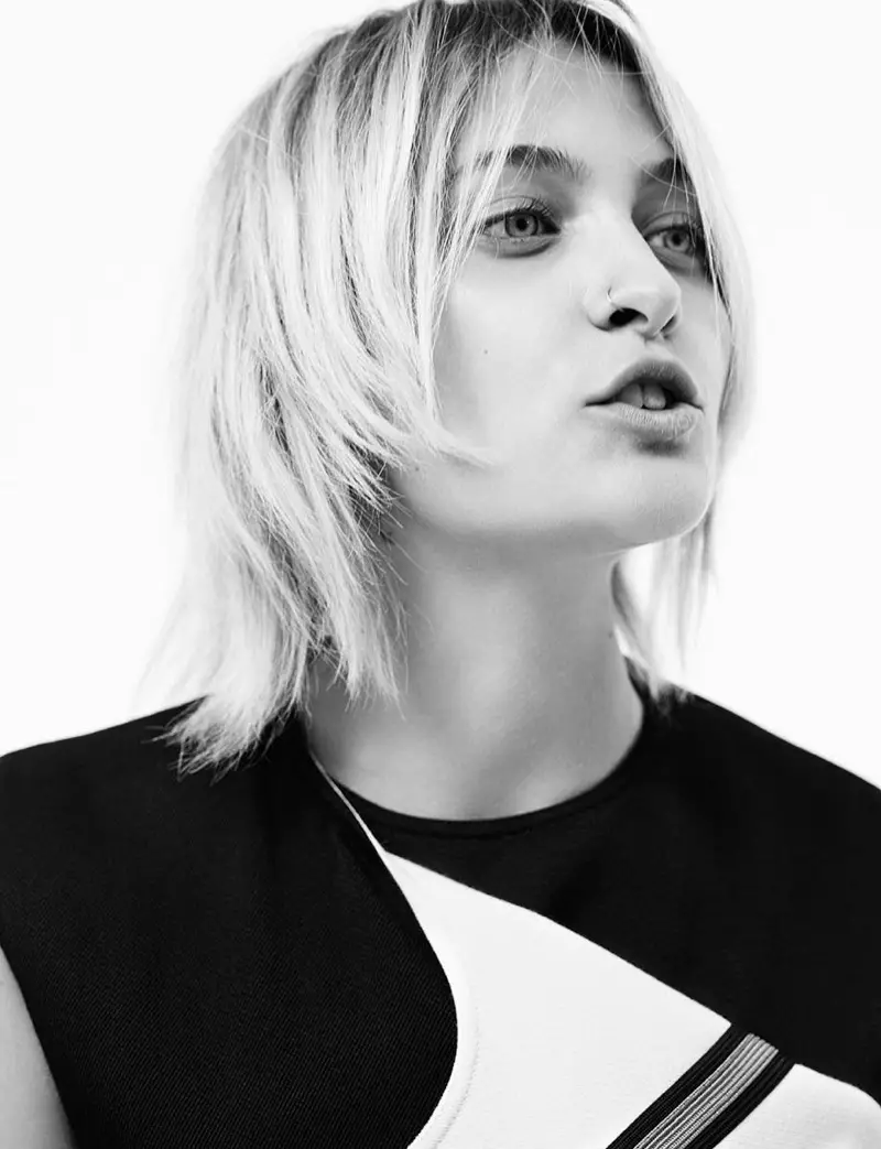 L-attriċi Paris Jackson tilbes top Calvin Klein