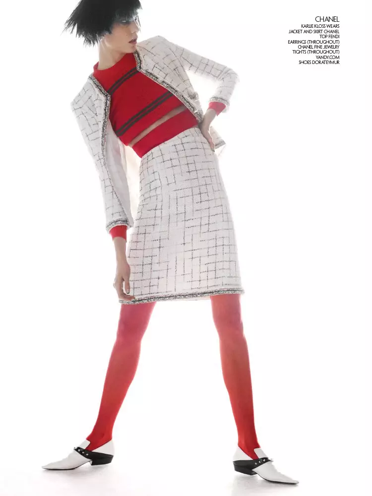 Karlie Kloss मॉडल चैनल जैकेट और Fendi टॉप और Dorateymur जूतों के साथ स्कर्ट