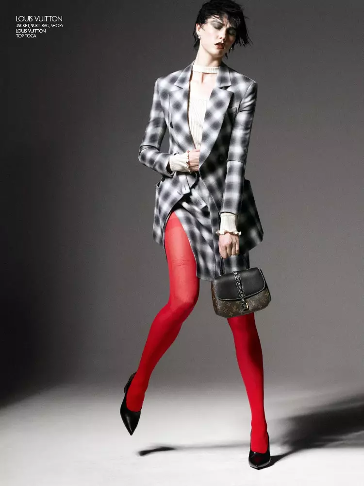 Карли Клосс Louis Vuitton күртесінде, юбкасында, сөмкесінде және Toga үсті бар аяқ киімінде суретке түседі