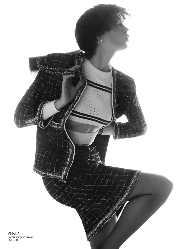 Įspūdinga poza Karlie Kloss modeliuoja Chanel tvido striukę ir sijoną su Fendi viršutine dalimi