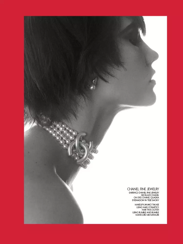 Ang modelong si Karlie Kloss ay nagsusuot ng Chanel Fine Jewelry na choker necklace at hikaw