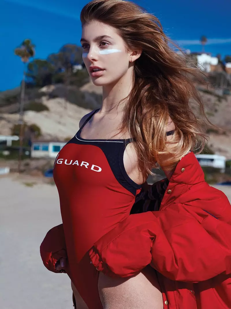Camila Morrone modelleer 'n rooi swembroek-voorkoms terwyl sy Baywatch kanaliseer