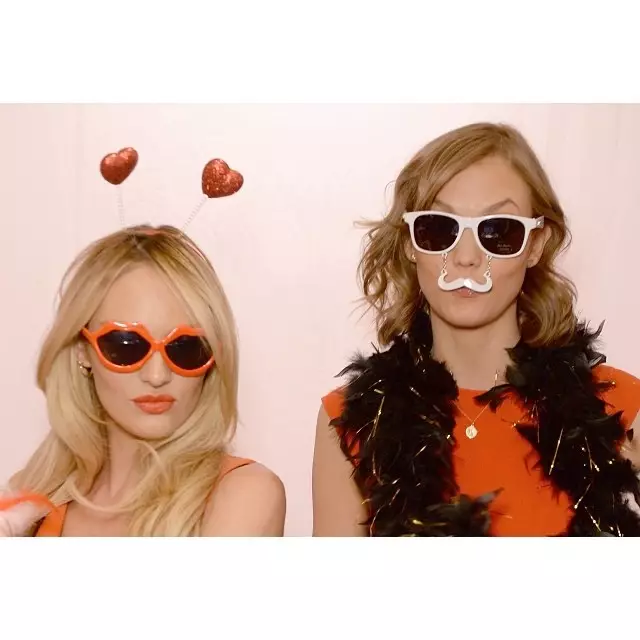 Candice Swanepoel + Karlie Kloss 빅토리아 시크릿과 함께 폭탄의 날 기념