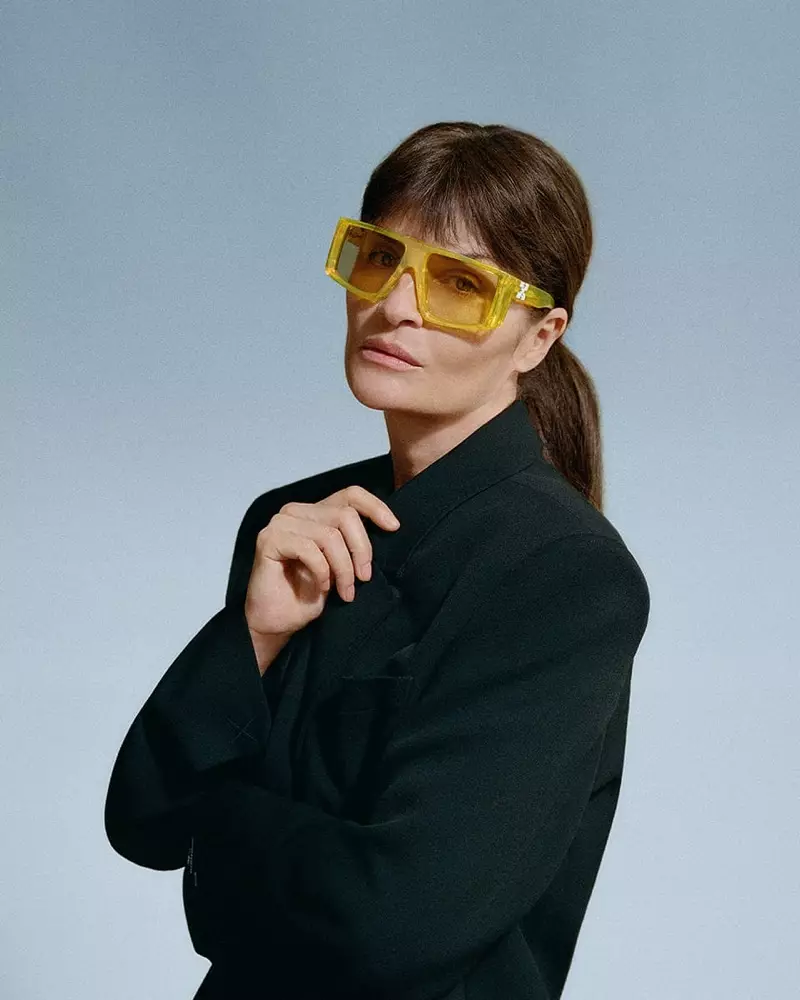 Helena Christensen moderiert die Sommerkampagne 2021 von Off-White Eyewear.