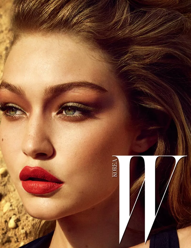 Gigi Hadid, der serverer sirene, bærer rød læbestiftskygge