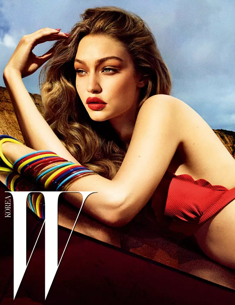 Model Gigi Hadid poserer i rød bikinitop