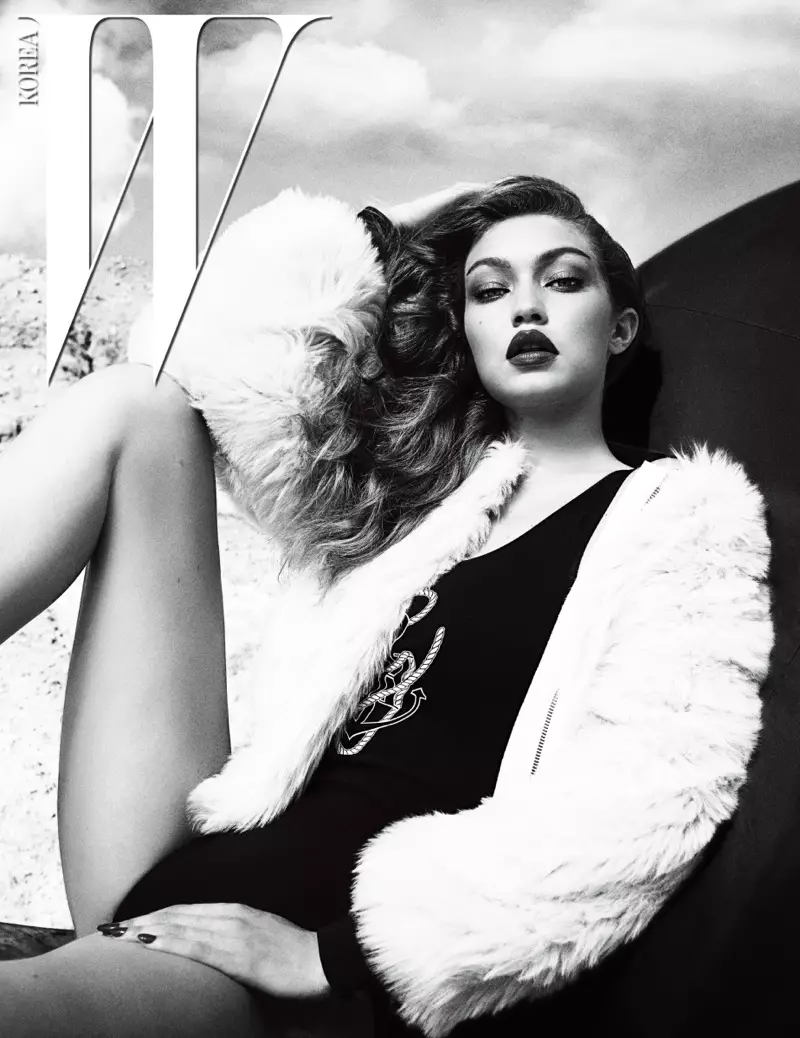 Fotografiada en branco e negro, Gigi Hadid posa cunha chaqueta de Miu Miu cun body de Tommy Hilfiger