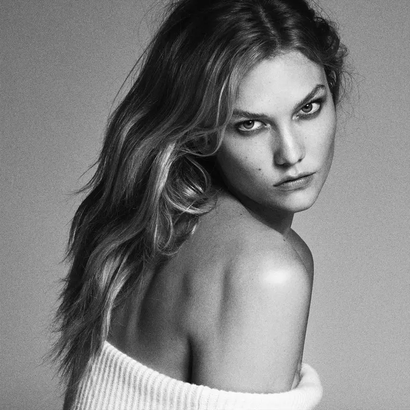 Karlie Kloss draagt haar haar in warrige lokken terwijl ze een smeulende blik naar de camera werpt