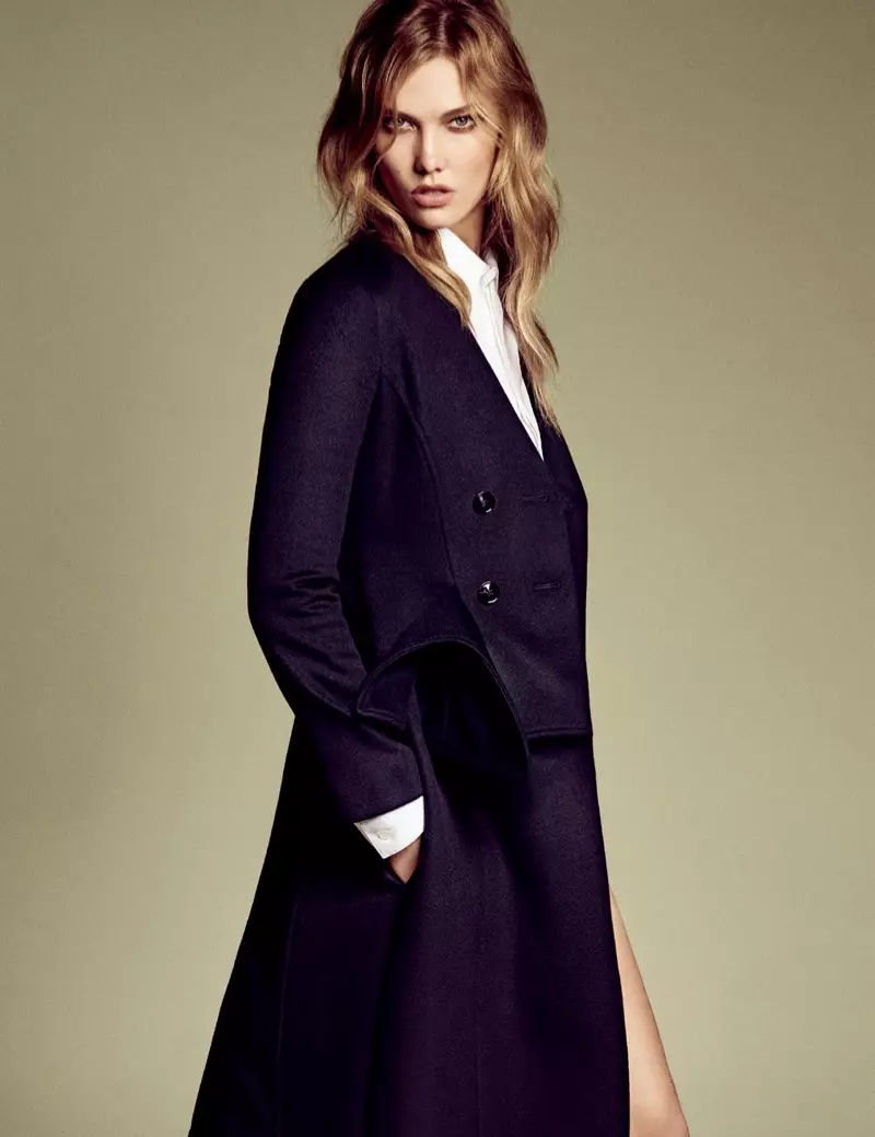 Karlie Kloss posa amb un abric negre