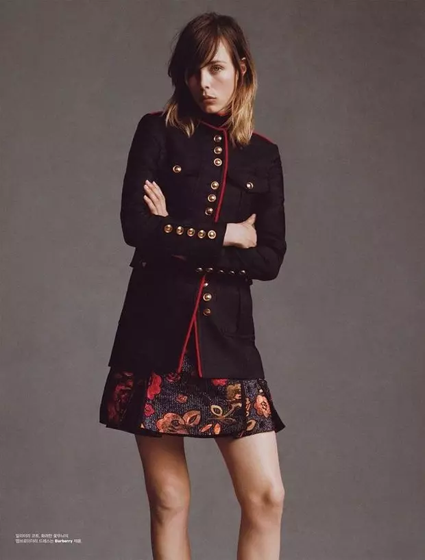 Edie Campbell model mantel yang terinspirasi militer dengan rok bordir bunga