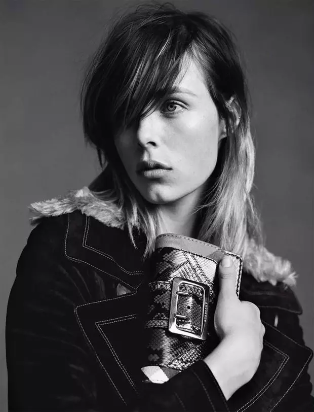 Edie Campbell modelleart de Burberry Patchwork-tas