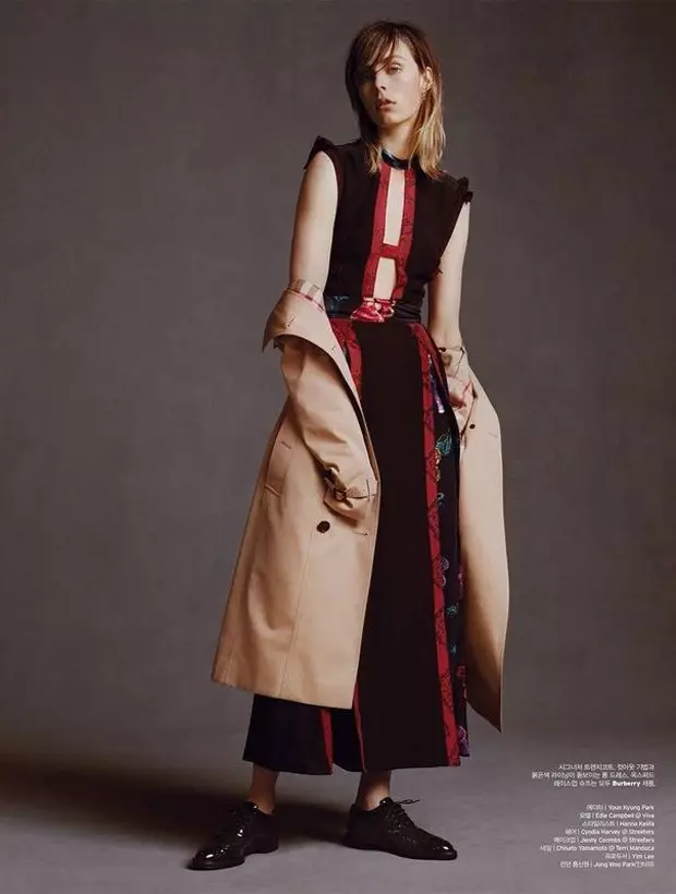 Edie Campbell modelliert ein ärmelloses Burberry-Kleid mit Trenchcoat