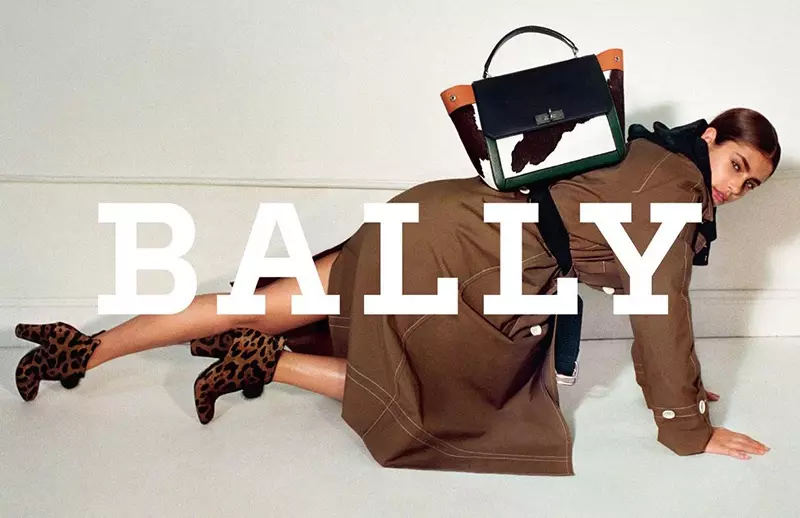 მოდელი ტეილორ ჰილი Bally-ის 2017 წლის შემოდგომა-ზამთრის კამპანიას უძღვება