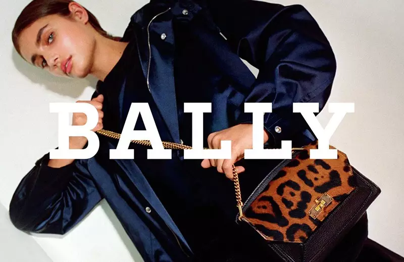 Unha imaxe da campaña de Bally de outono de 2017 protagonizada por Taylor Hill