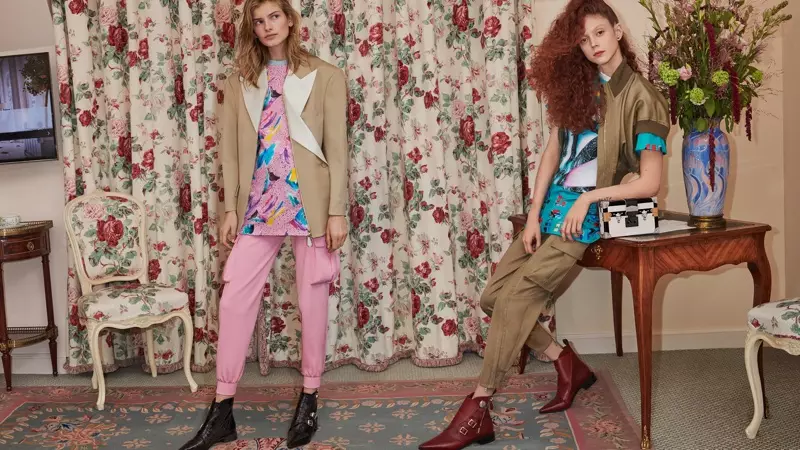 Signe Veiteberg ve Natalie Westling, Louis Vuitton'un ilkbahar-yaz 2019 kampanyasının önünde