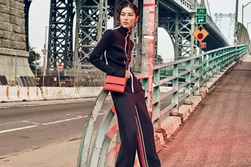 Liu Wen si mette in posa con maglione e pantaloni di Cédric Charlier; orecchini di Uribe con borsa di Marni