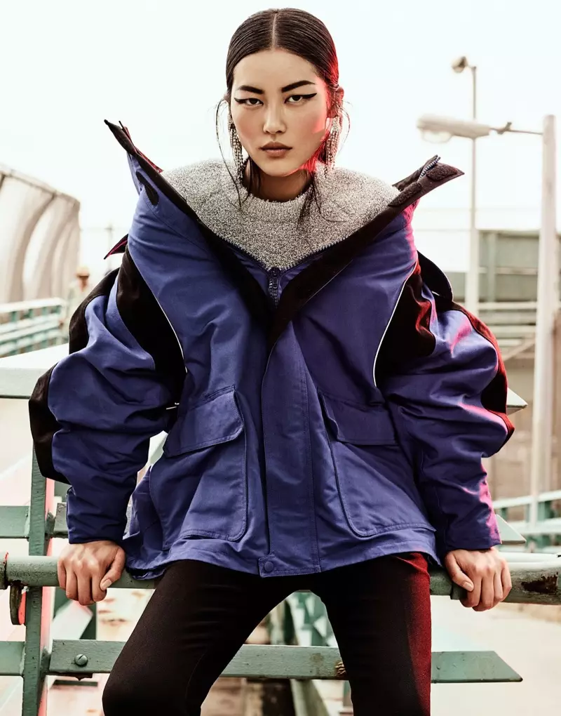 Η Liu Wen γεμίζει τη σκηνή με σακάκι Balenciaga, παντελόνι και πουλόβερ