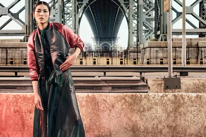 Liu Wen agira siporo mu ikoti rya Tomas Maier, ikanzu ya Maison Margiela hamwe n'amaherena ya Charlotte Chesnais