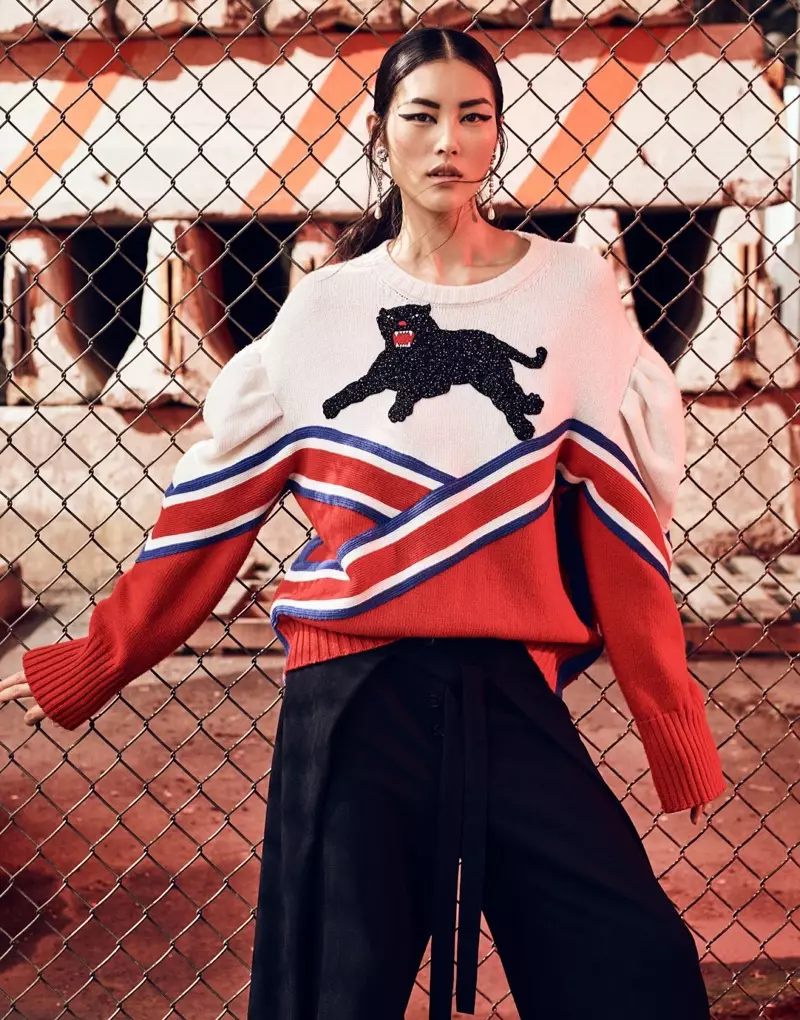 Liu Wen ponse caprichosa cun xersei de Gucci con pantalóns de Proenza Schouler e pendentes de Miu Miu