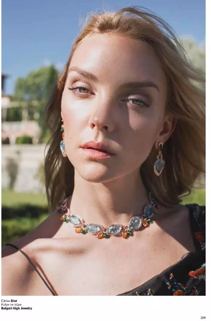 Heather Marks modelliert Dior-Kleid mit Bulgari-Schmuck