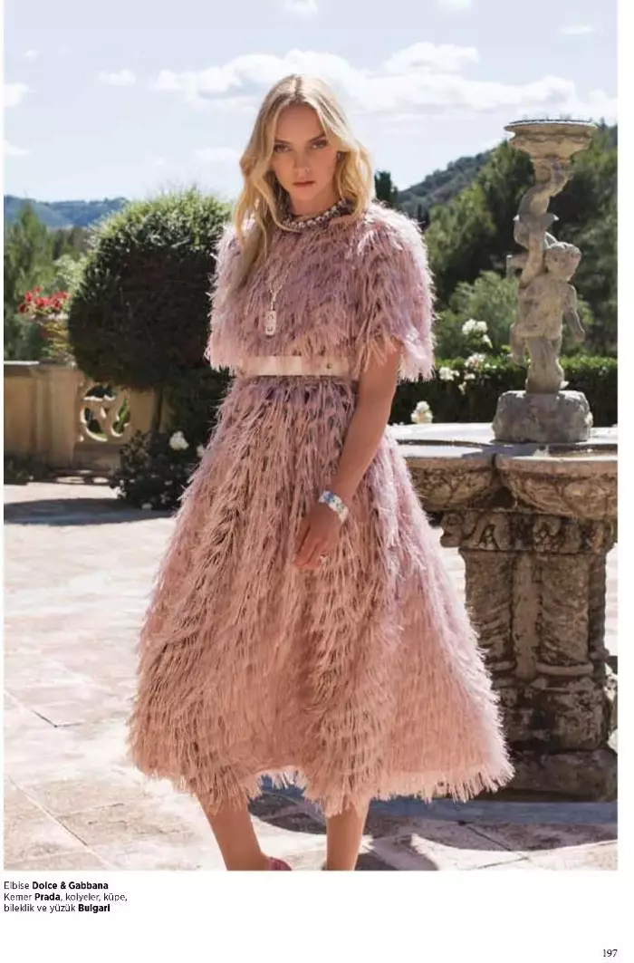 Némbong geulis di pink, Heather Marks maké feathered pakéan Dolce & Gabbana