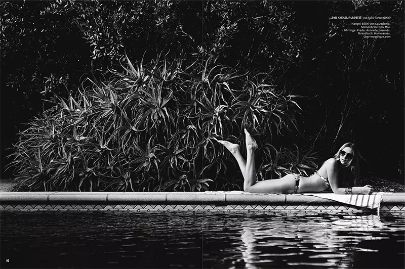 Posando à beira da piscina, as loiras modelam biquíni Calzedonia e óculos de sol Miu Miu