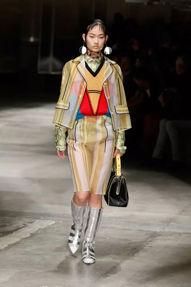 Titingalian tina koleksi spring-summer 2016 Prada