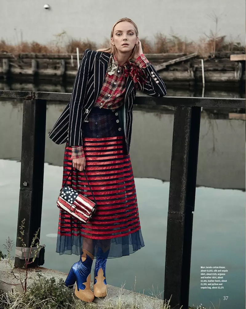 YULDUZLAR VA STRIPES: Model Marc Jacobs paxta blazeri, ipak va payetli ko'ylak, charm yubka va etik kiyadi.