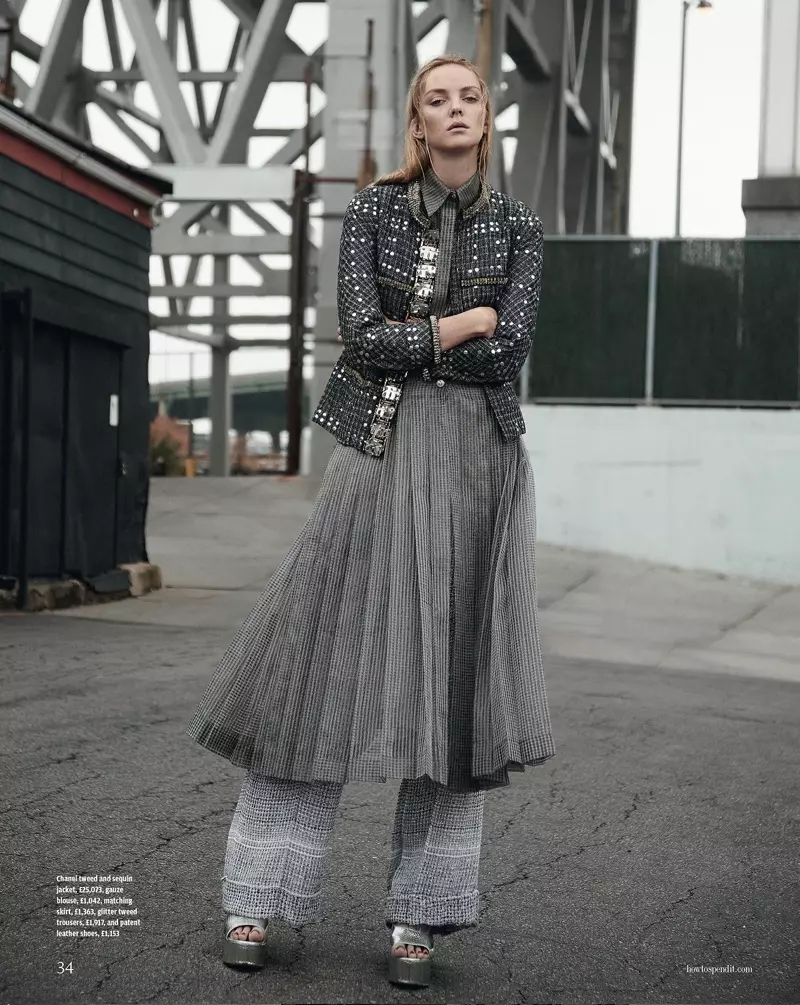 SHADES OF GREY: Het model poseert in een met tweed en pailletten verfraaid jasje van Chanel met een broek, rok en leren hakken, ook van het merk