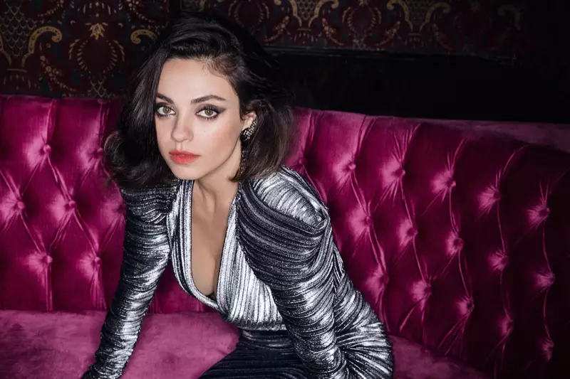 Mila Kunis akiwa amevalia mavazi ya silver Mugler na pete za Marni