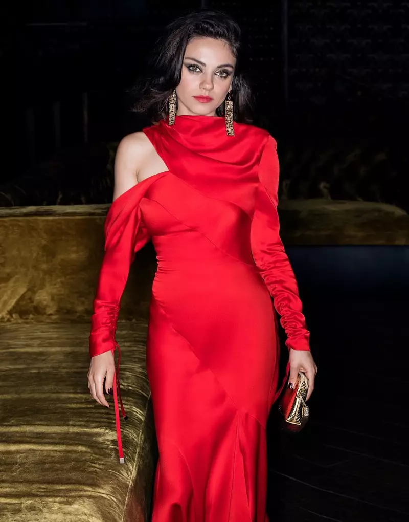 Mirando roja, Mila Kunis posa cun vestido Monse, pendentes de Eddie Borgo e bolso The Row