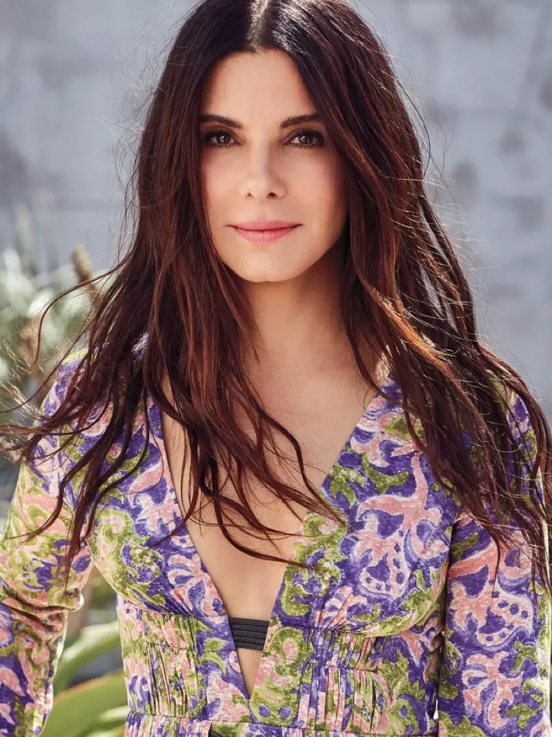 မင်းသမီး Sandra Bullock သည် Louis Vuitton ၀တ်စုံကို ဝတ်ဆင်ထားသည်။