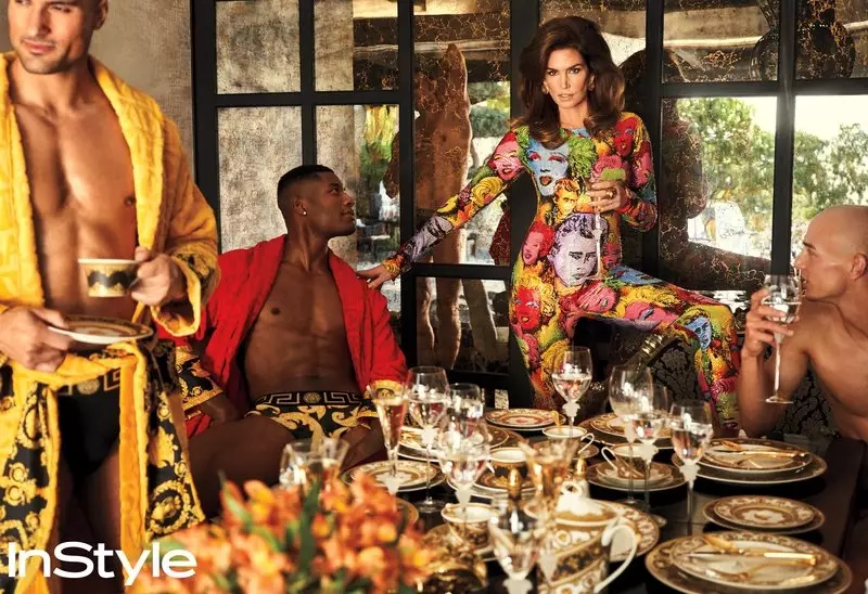 InStyle Shoot အတွက် Cindy Crawford သည် Versace ၏ ဦးခေါင်းမှ Glam ဖြစ်သည်