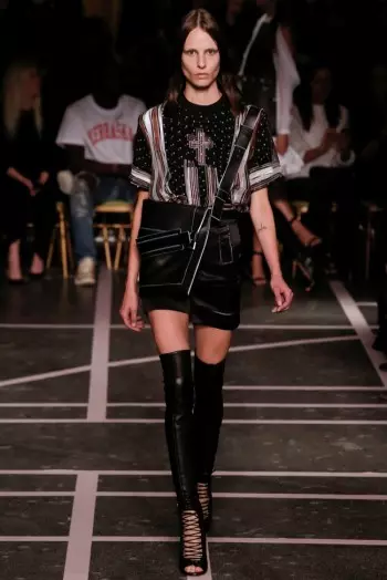 Givenchy apuesta por el blanco y negro para la primavera de 2015