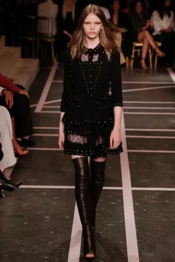 Givenchy apuesta por el blanco y negro para la primavera de 2015