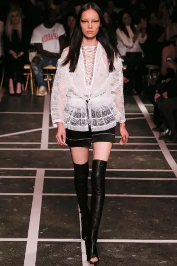 Givenchy 2015 жылдың көктемінде ақ-қара түсті