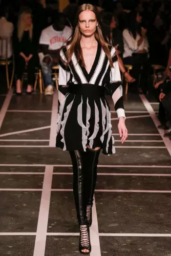 Givenchy apuesta por el blanco y negro para la primavera de 2015