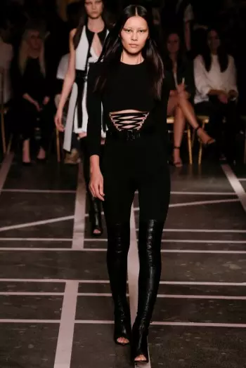 Givenchy gaan swart en wit vir lente 2015