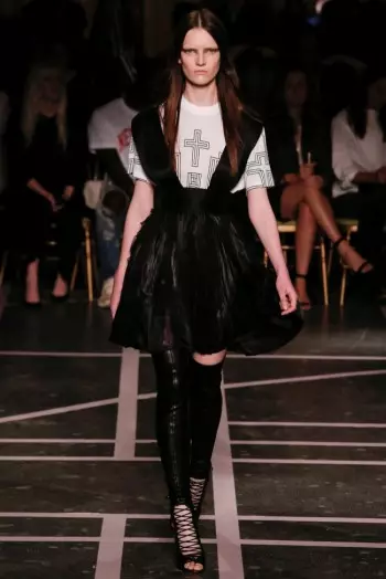 Givenchy ir melnbalts 2015. gada pavasarim