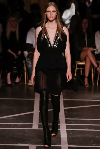 Givenchy 2015 жылдың көктемінде ақ-қара түсті