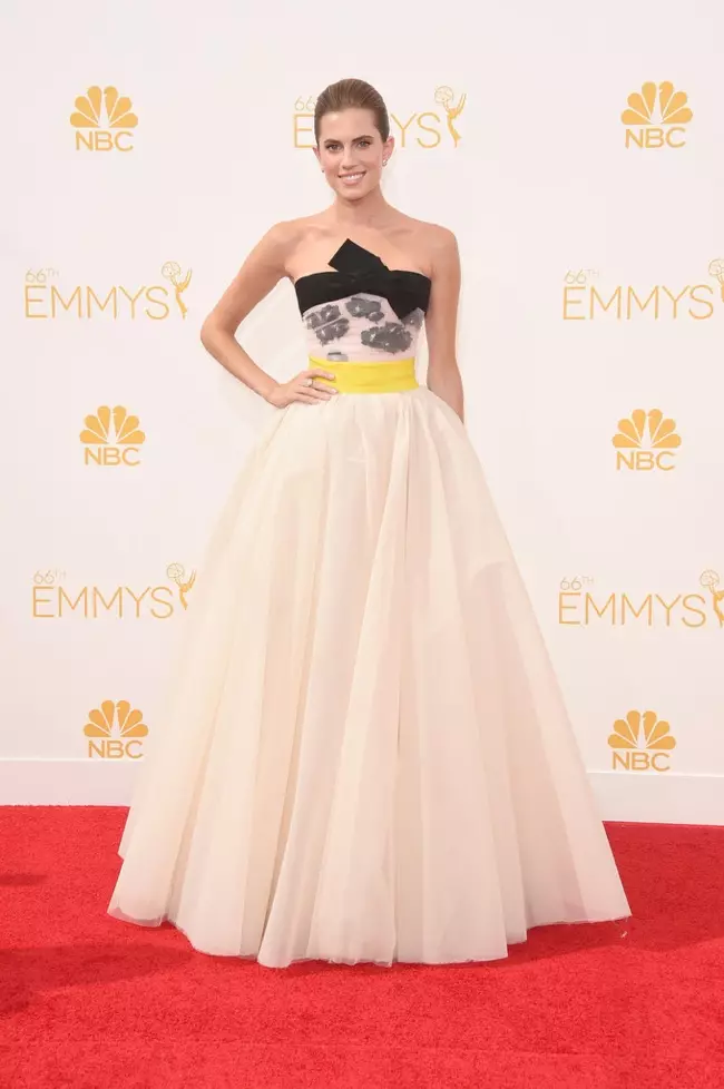 Allison Williams memakai Giambattista Valli musim luruh 2014 haute couture