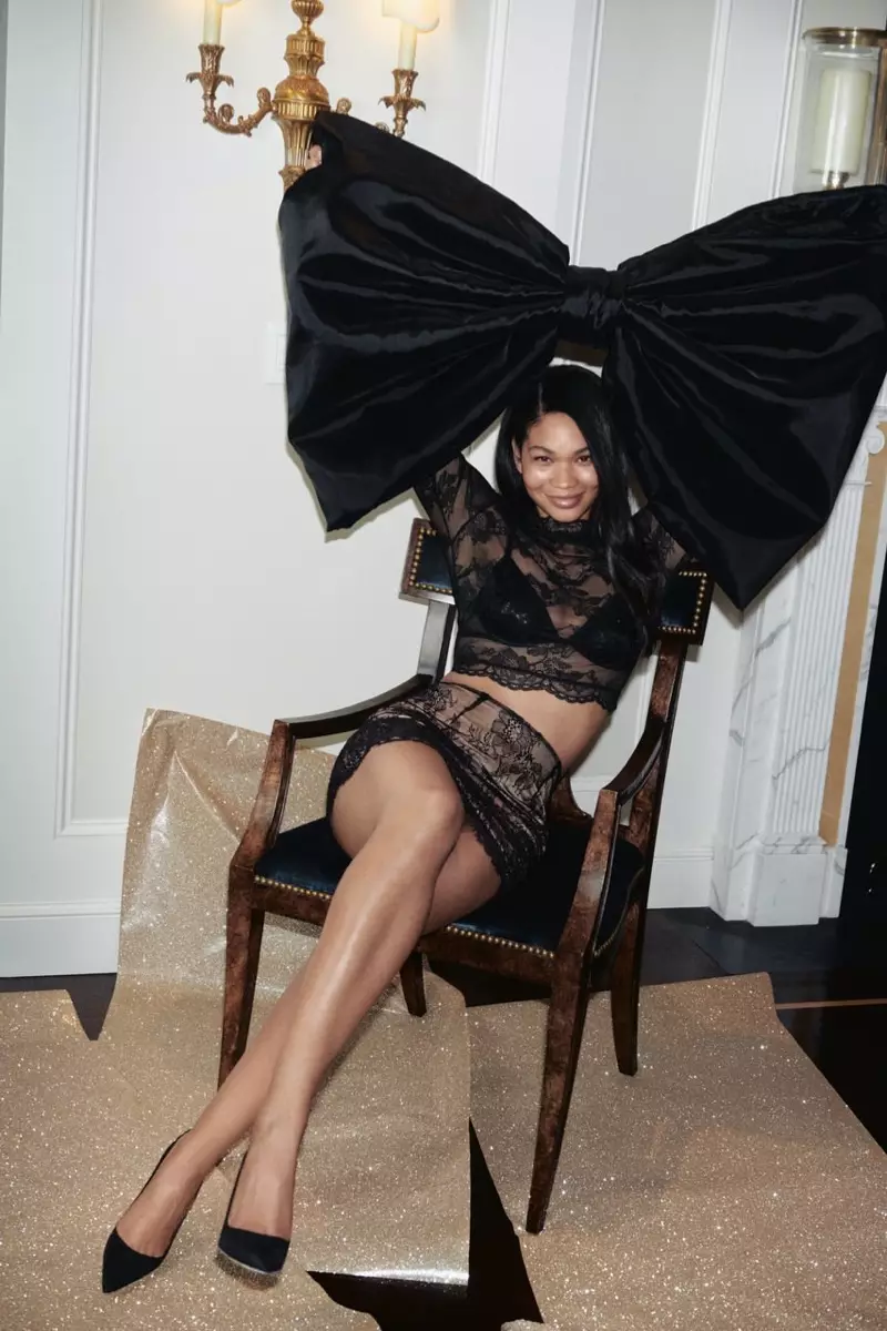 O Chanel Iman o loʻo tu i le lane uliuli mo le Victoria's Secret Holiday 2020 faʻasalalauga.